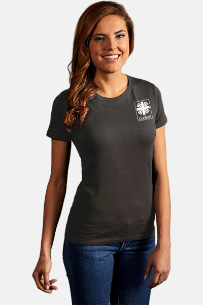 Caritas T-Shirt Kelina, tailliert geschnitten, Farbe: Braungrau, Größe: XS mit Druck des Logos der Caritas auf der Brust