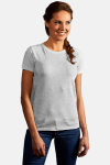 Caritas T-Shirt Kelina, tailliert geschnitten, Farbe: asche, Größe: XS mit Druck des Logos der Caritas auf der Brust