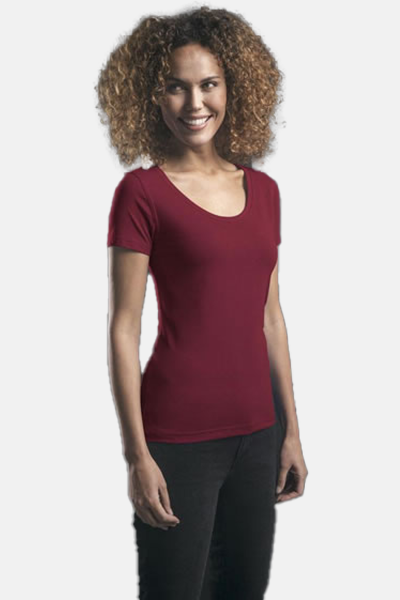 Caritas T-Shirt Zeyra, tailliert geschnitten, Farbe: bordeaux, Größe: S mit Druck des Logos der Caritas auf der Brust