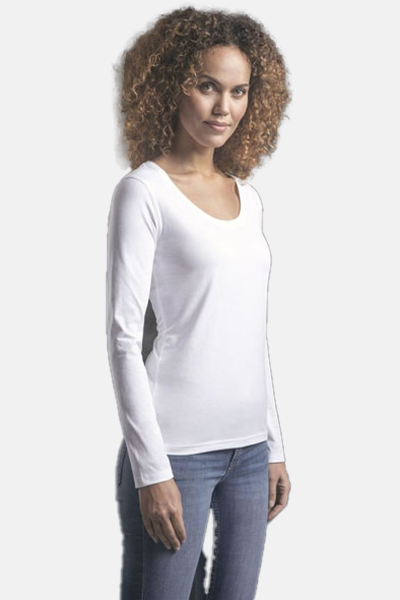 Caritas Langarmshirt Tanira, tailliert geschnitten, Farbe: weiß, Größe: S mit Druck des Logos der Caritas auf der Brust
