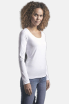 Caritas Langarmshirt Tanira, tailliert geschnitten, Farbe: weiß, Größe: S mit Druck des Logos der Caritas auf der Brust