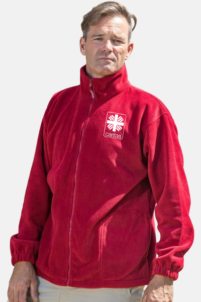 Fleecejacke Kaya - speziell für die Caritas, Farbe: rot, Größe: XS mit Stick des Logos der Caritas auf der Brust