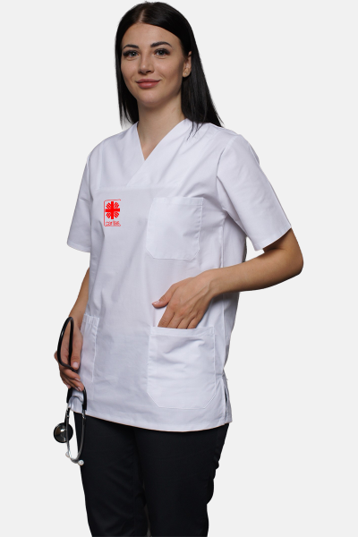 Unisex Schlupfkasack carestin - speziell für die Caritas, Farbe: weiß, Größe: XS mit Druck des Logos der Caritas auf der Brust